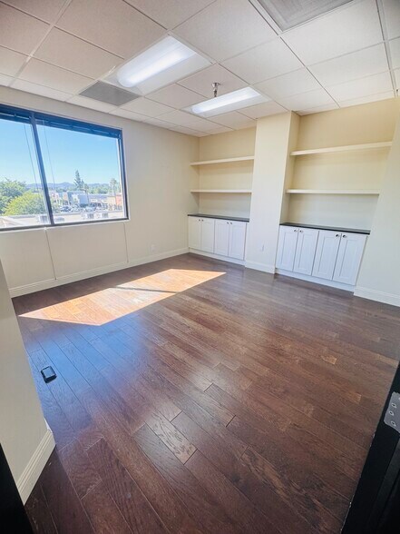 More Photos Of 21731 Ventura Blvd, Woodland Hills Medical For Lease