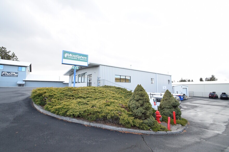 More Photos Of 635 SE Business Way, Bend Showroom For Lease