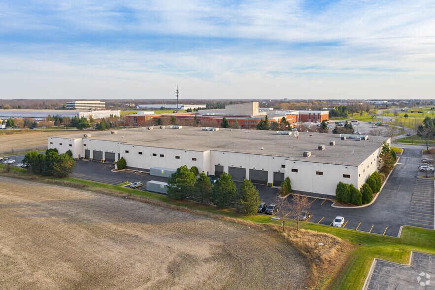 More Photos Of 100-130 Lakeview Pky, Vernon Hills Warehouse For Lease