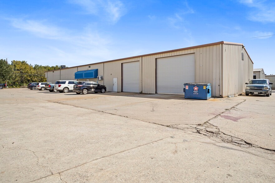 More Photos Of 1504 S Frazier St, Conroe Light Distribution For Lease