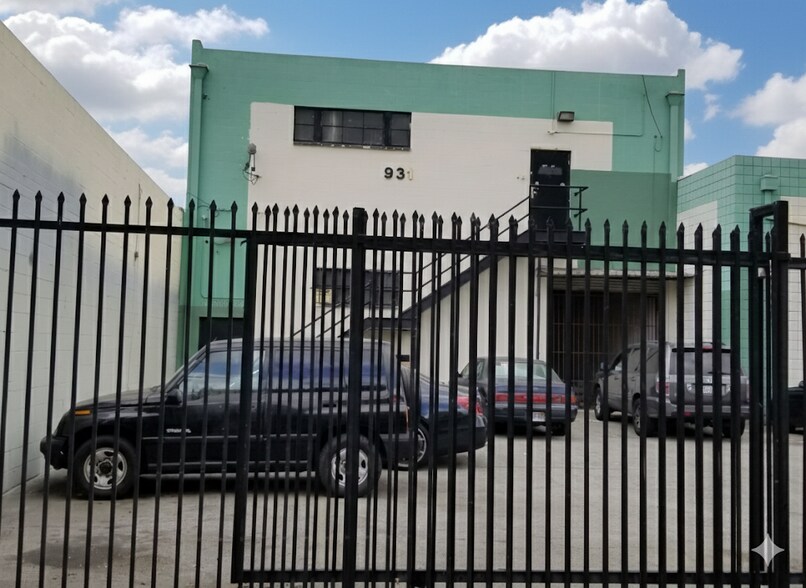 More Photos Of 931 E 14th St, Los Angeles Light Distribution For Lease