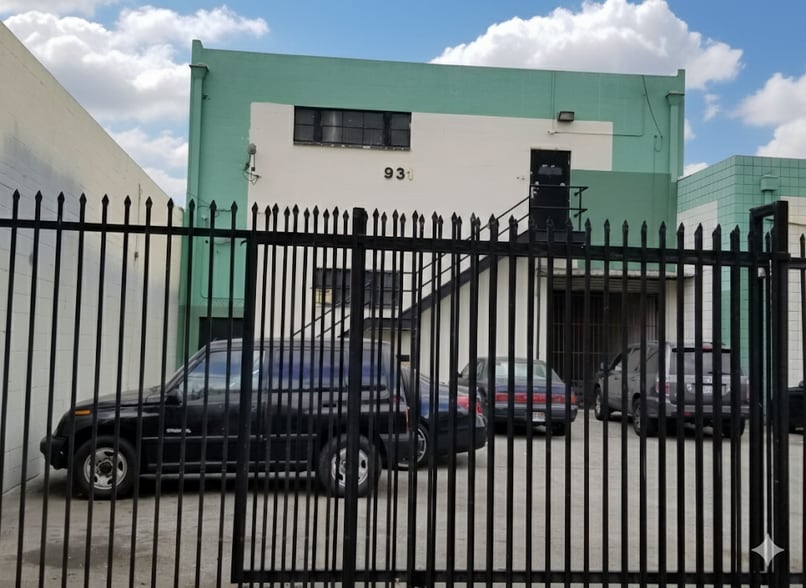 More Photos Of 931 E 14th St, Los Angeles Light Distribution For Lease