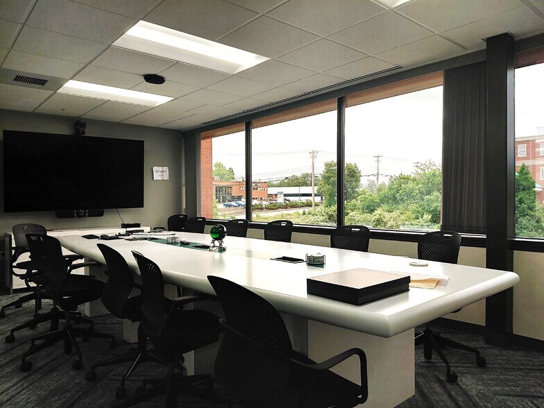 More Photos Of 1 Stiles Rd, Salem Office For Sale