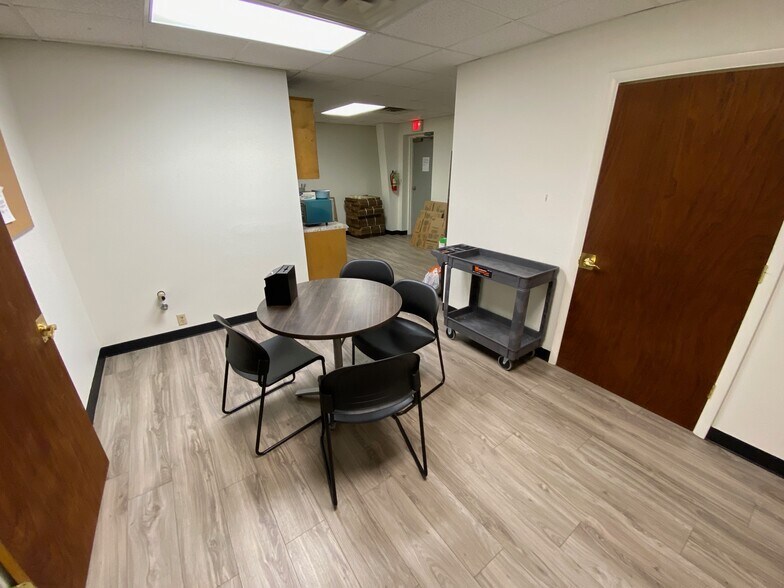More Photos Of 2112 N Bolton Ave, Alexandria Service For Sale