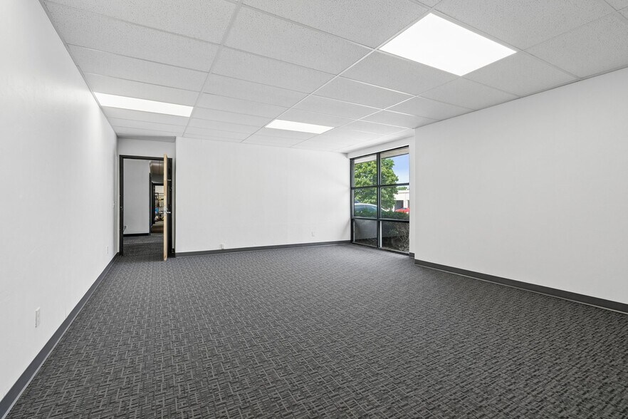 More Photos Of 7925 N Wilshire Ct, Oklahoma City Manufacturing For Sale