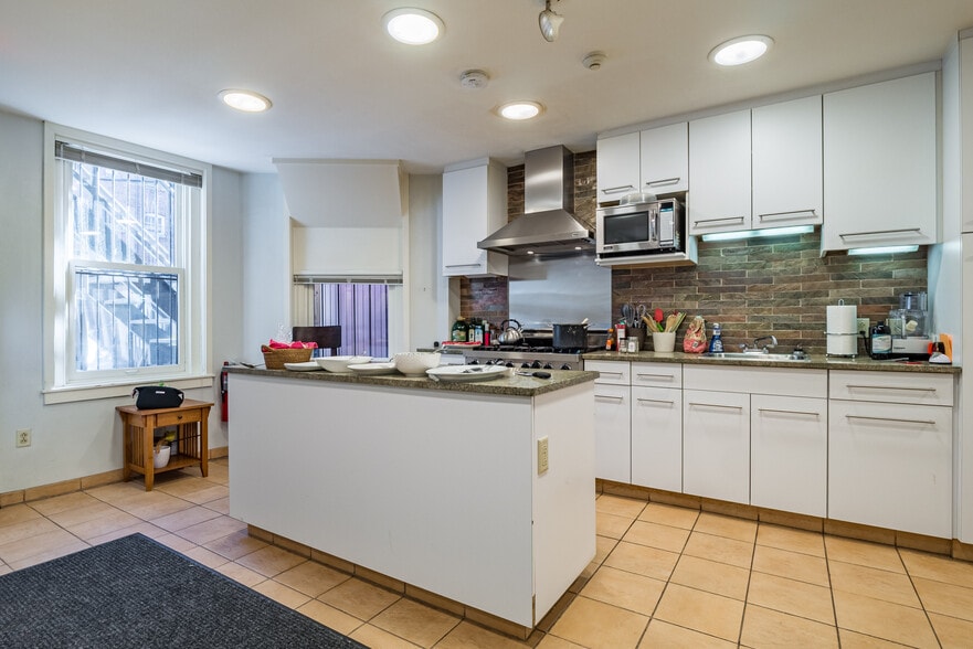 More Photos Of 298-300 Newbury St, Boston Schools For Sale