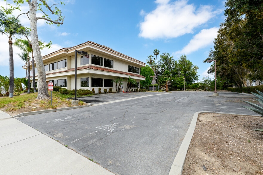 More Photos Of 1327 Del Norte Rd, Camarillo Medical For Lease