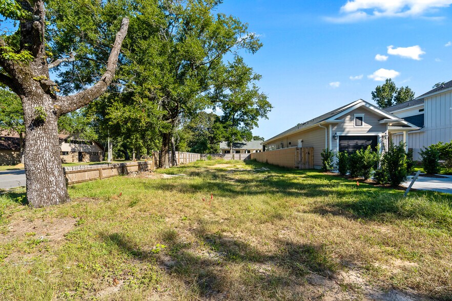 More Photos Of 900 Yonge St, Pensacola Land For Sale