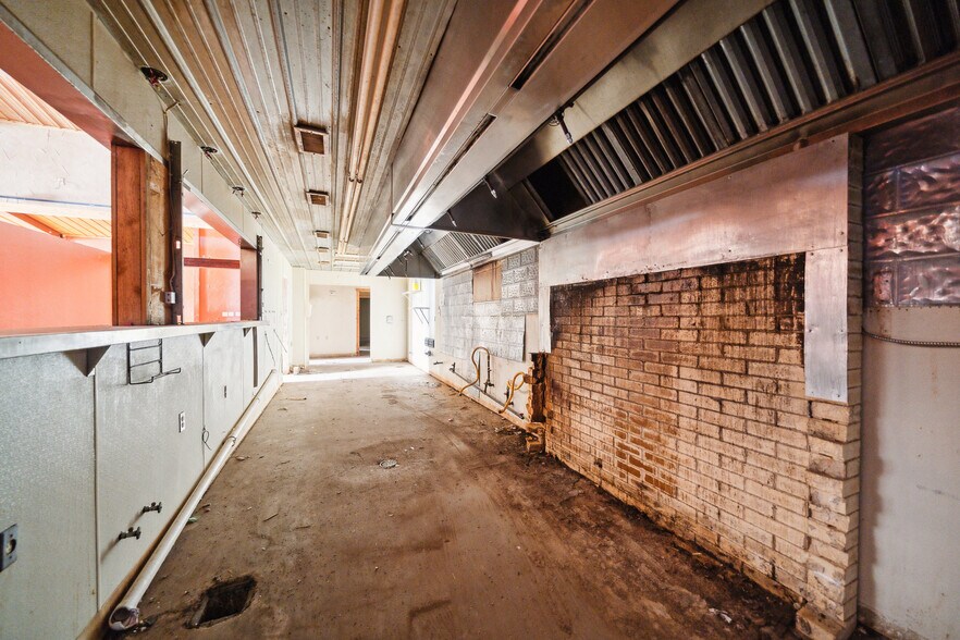 More Photos Of 410 S Interstate 35, Pearsall Storefront Retail Office For Lease