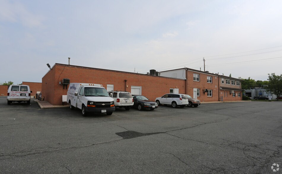 More Photos Of 326 N Stonestreet Ave, Rockville Flex For Lease