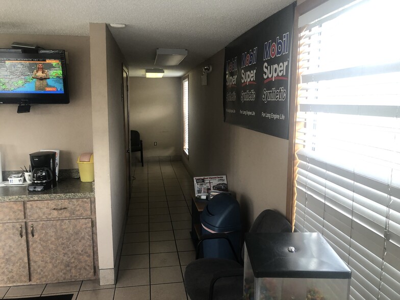 More Photos Of 12250 S Gessner Dr, Houston Auto Repair For Sale