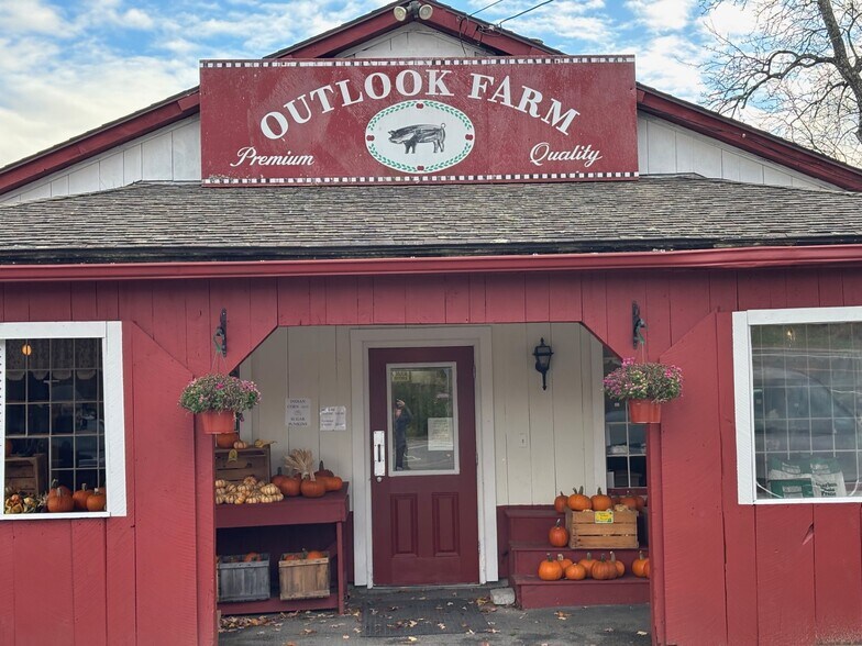 More Photos Of 138 Main Rd, Westhampton Specialty For Sale