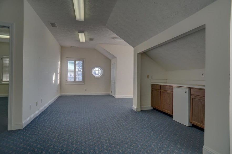 More Photos Of 100 Colony Park Dr, Cumming Bank For Lease