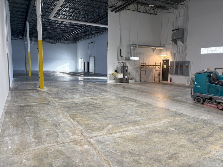 More Photos Of 5910 Rice Creek Pky, Shoreview Showroom For Lease