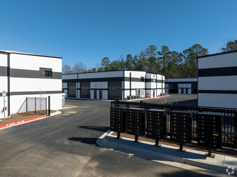 More Photos Of 5705-5765 Stables Way, Alpharetta Showroom For Lease