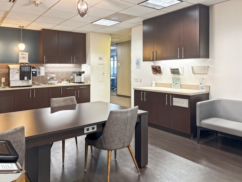 More Photos Of 1600 Golf Rd, Rolling Meadows Coworking Space