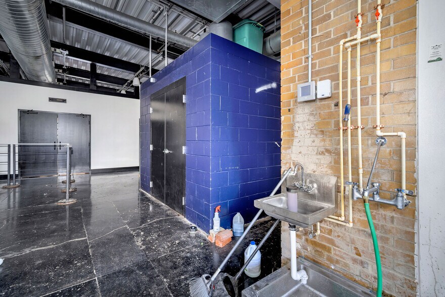 More Photos Of 331 E 13th St, Cincinnati Bar For Sale