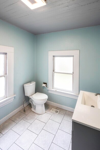 More Photos Of 290 E King Ave, Kingsland Office For Sale