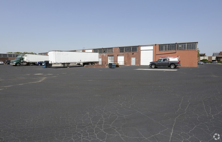More Photos Of 220-224 Sherwood Ave, Farmingdale Warehouse For Lease