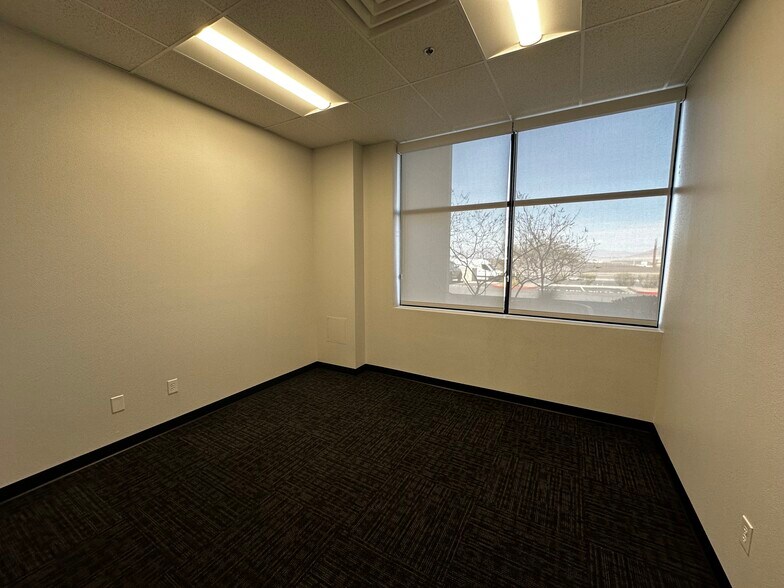 More Photos Of 8385 Eastgate Rd, Henderson Warehouse For Lease