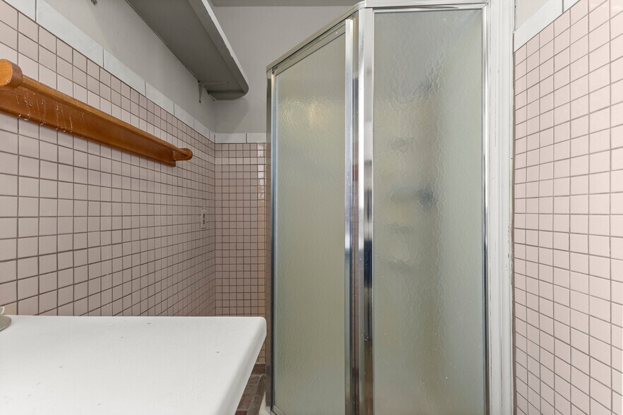 More Photos Of 10531 Wren St, Dearborn Bar For Sale