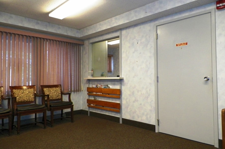 More Photos Of 1524 Atwood Ave, Johnston Medical For Lease