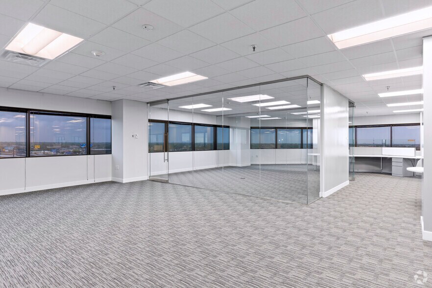 More Photos Of 2711 Lyndon B Johnson Fwy, Dallas Office For Lease