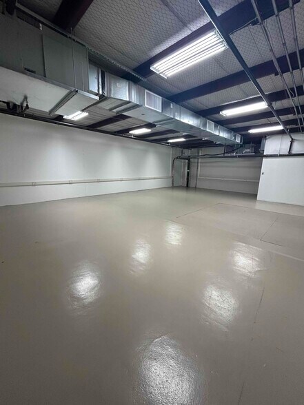 More Photos Of 3605 Kim Dr, Irving Distribution For Lease