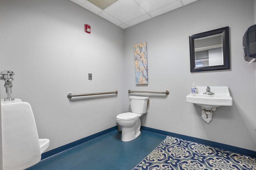 More Photos Of 10 E Willow St, Millburn Office For Lease