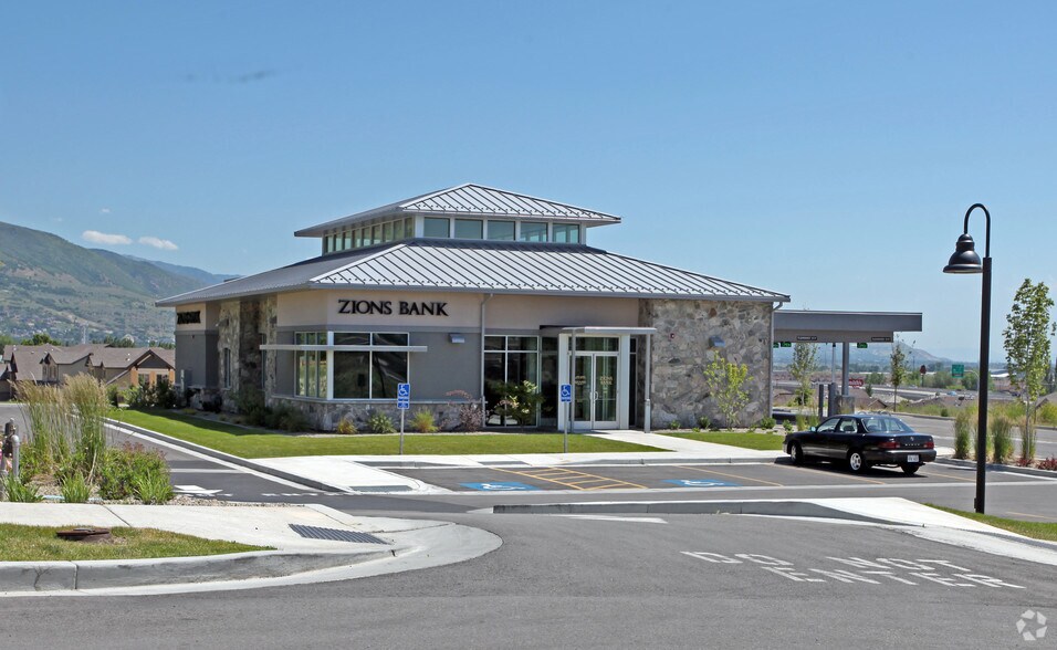 Primary Photo Of 1663 N Main St, Farmington Bank For Sale