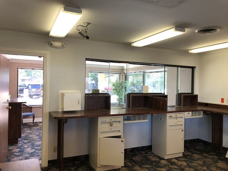 More Photos Of 252 E Washington St, East Peoria Office For Lease