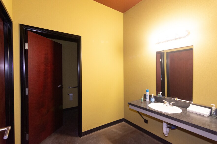 More Photos Of 1131 S Loop 4, Buda Warehouse For Lease