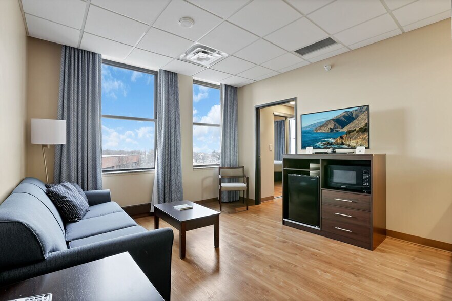 More Photos Of 301 Broadway, Lorain Hotel For Lease