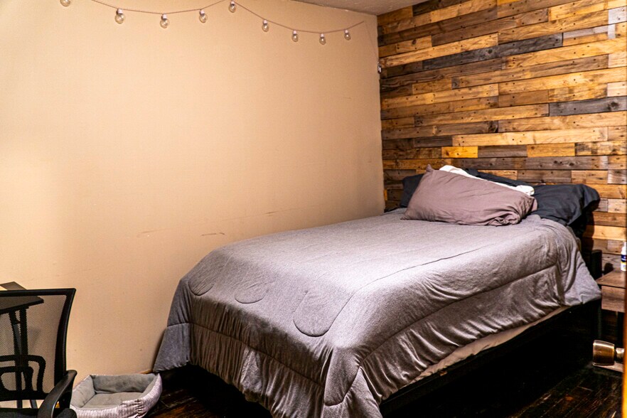 More Photos Of 120 N Main St, Yale Light Manufacturing For Sale