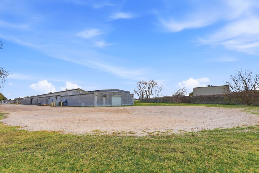 More Photos Of 13025 Fadeway ln, Houston Industrial For Lease