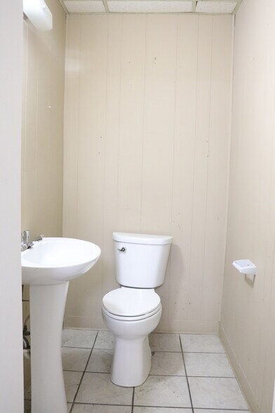 More Photos Of 400 Chestnut St NW, Hartselle Office For Sale