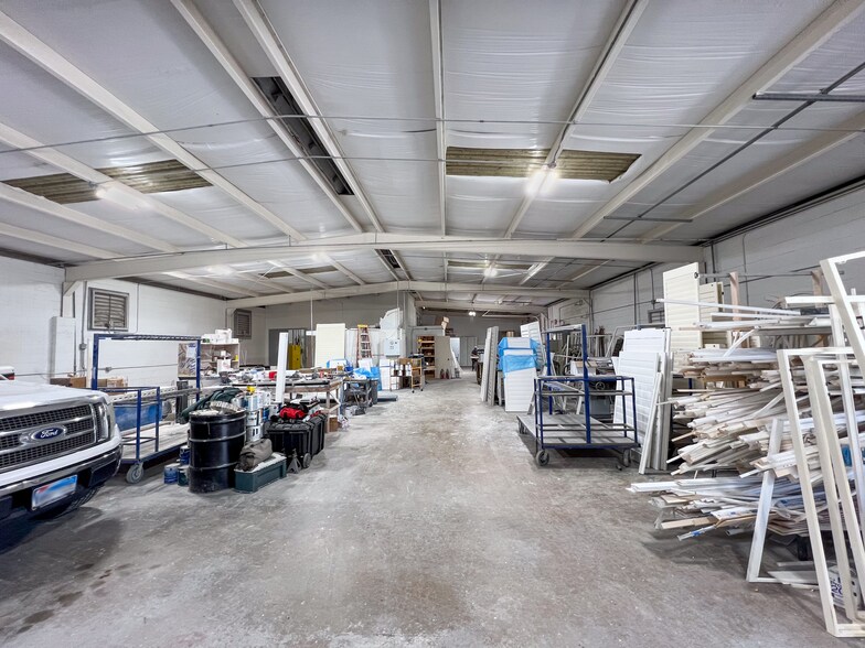 More Photos Of 1111 Paulsun St, San Antonio Light Manufacturing For Sale