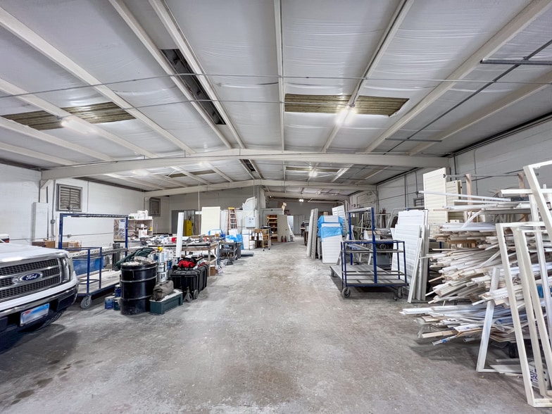 More Photos Of 1111 Paulsun St, San Antonio Light Manufacturing For Lease