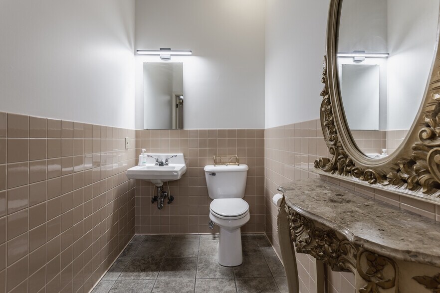 More Photos Of 6575 N College Ave, Indianapolis General Retail For Sale