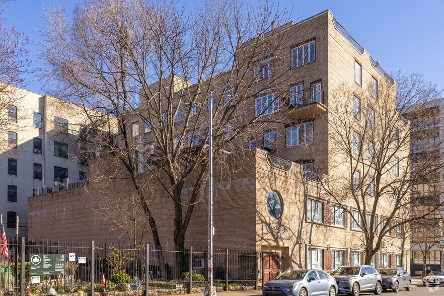 More Photos Of 305 Berry St, Brooklyn Apartments For Lease