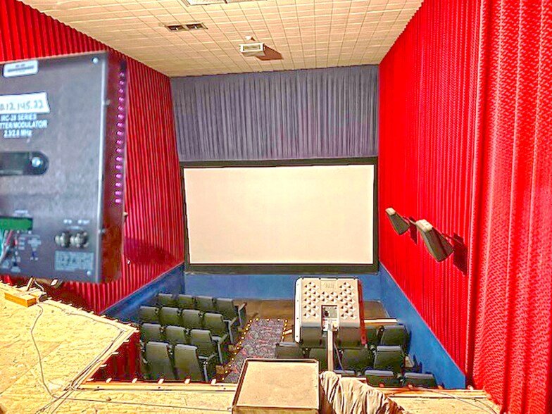 More Photos Of 1311 Adams Ave, La Grande Sports And Entertainment For Sale