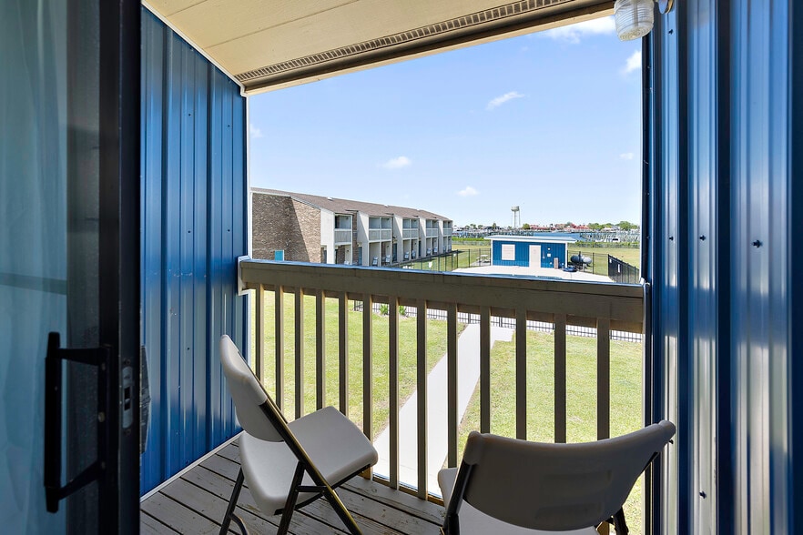 More Photos Of 700 Norris Harbor Dr, Crisfield Hotel For Sale