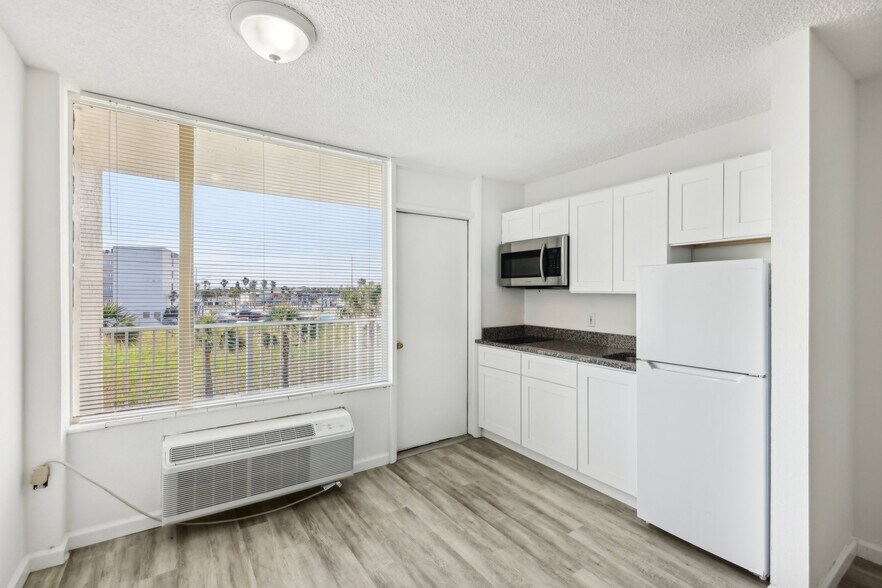 More Photos Of 935 S Atlantic Ave, Daytona Beach Apartments For Sale