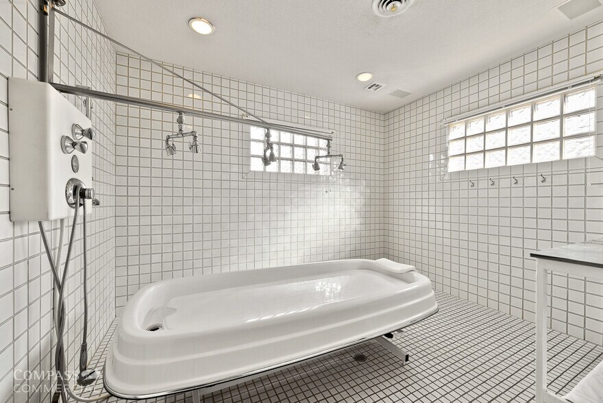 More Photos Of 125 NW Wall St, Bend Health Club For Lease