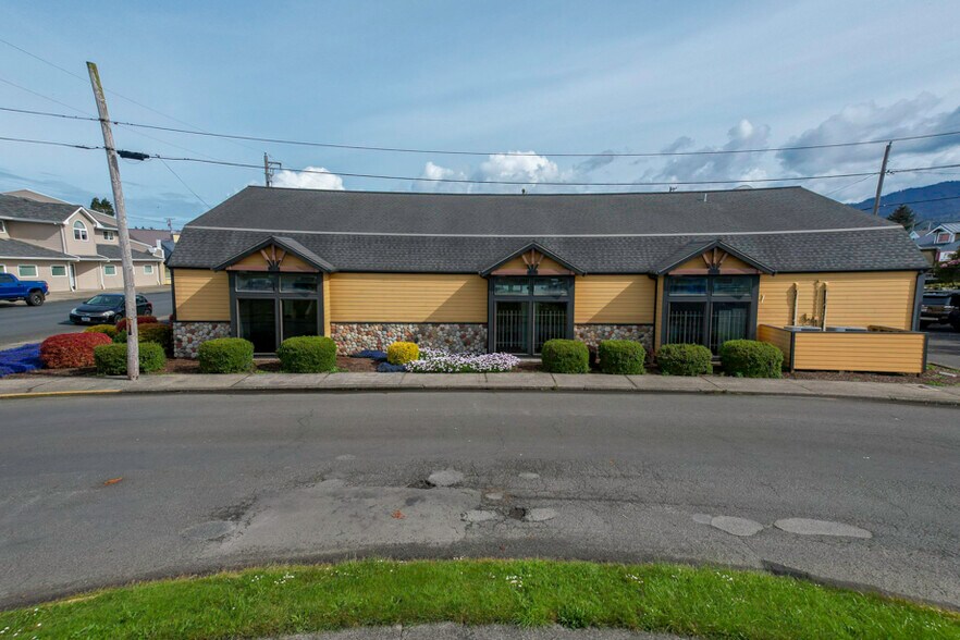More Photos Of 915 Main Ave, Tillamook Veterinarian Kennel For Lease