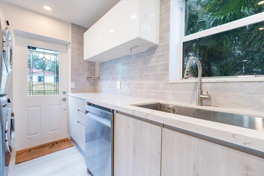 More Photos Of 22 NE 44th St, Miami Office Residential For Lease