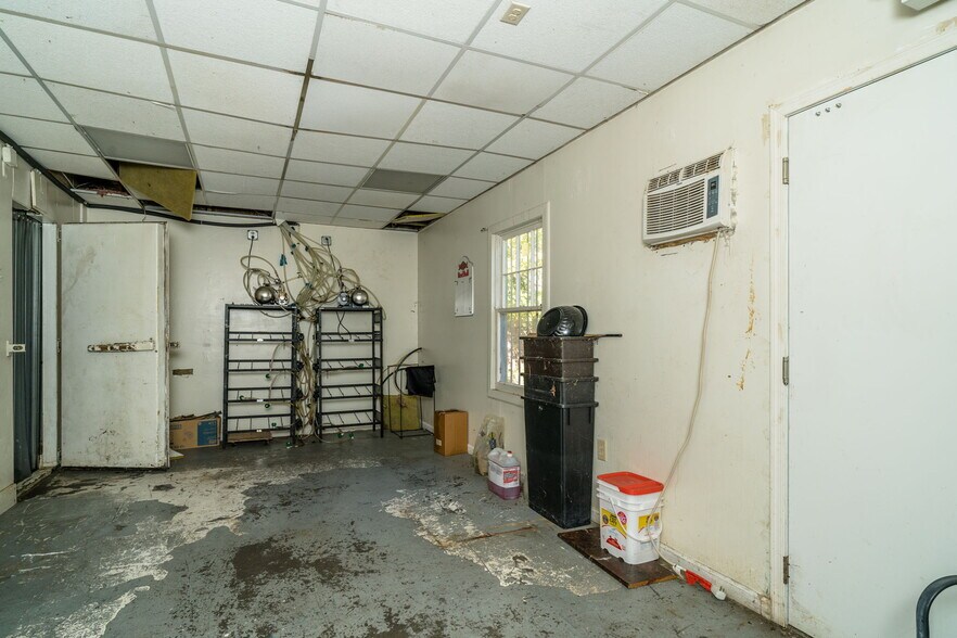 More Photos Of 2323 W Main St, Waynesboro General Retail For Sale