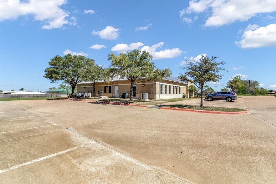 More Photos Of 3308 Longmire Dr, College Station Office For Lease
