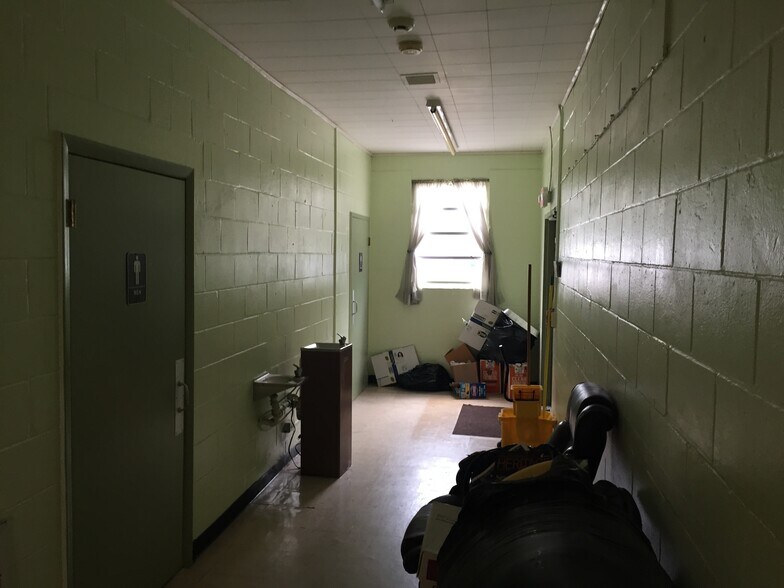 More Photos Of 6612 Arlington Expy, Jacksonville Schools For Lease