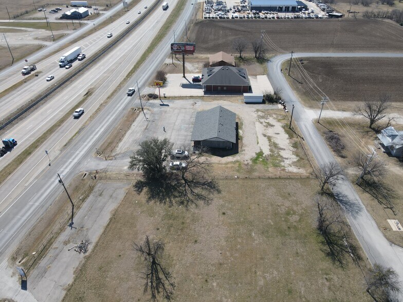 More Photos Of 103 S Stemmons St, Sanger Office For Lease